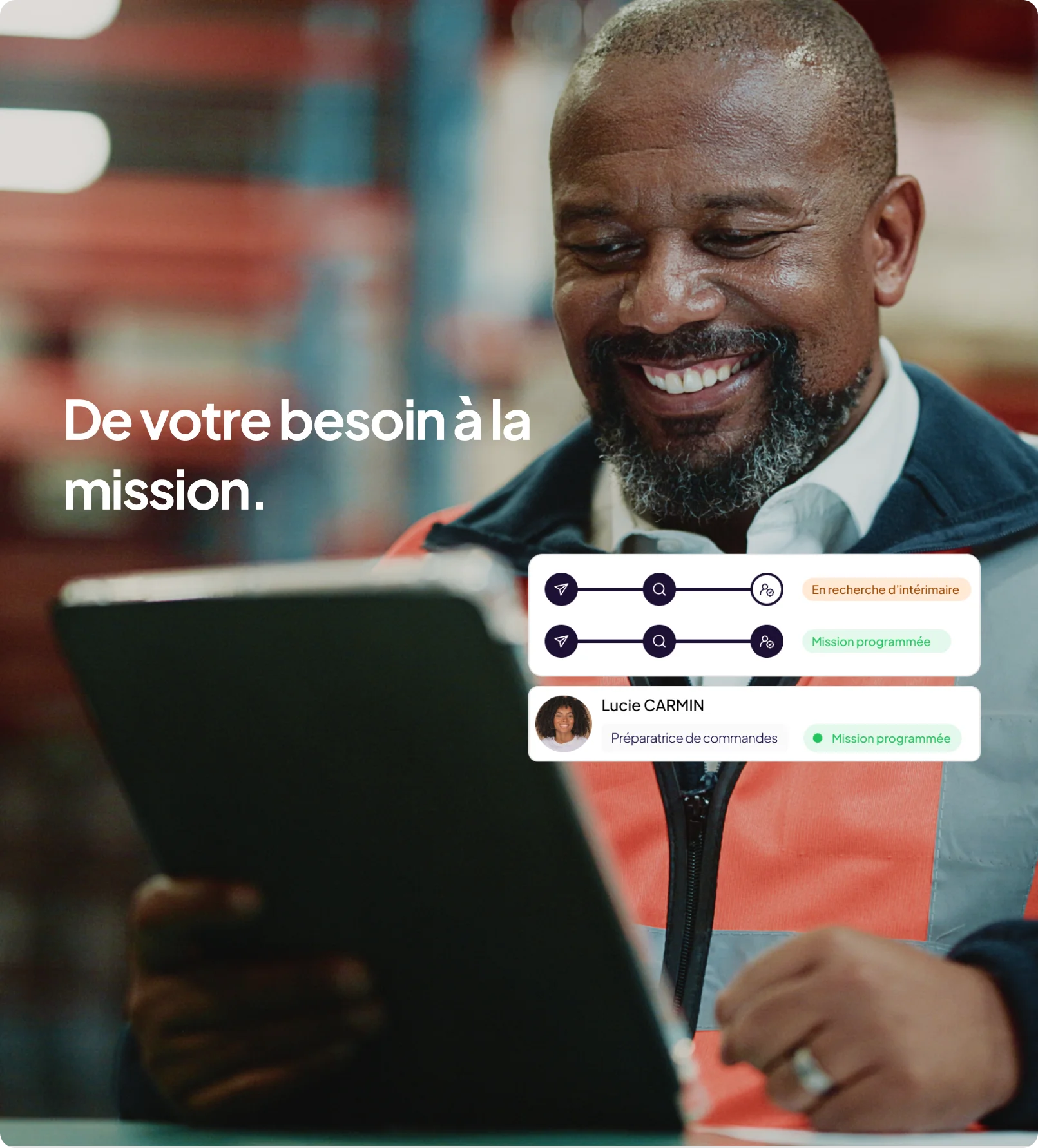 Coordinateur HOCJOB consultant le planning sur sa tablette