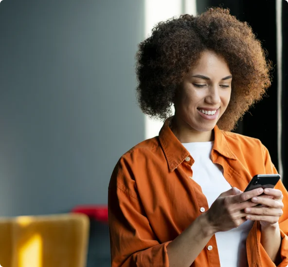 Intérimaire connectée à l’application HOCJOB depuis son smartphone